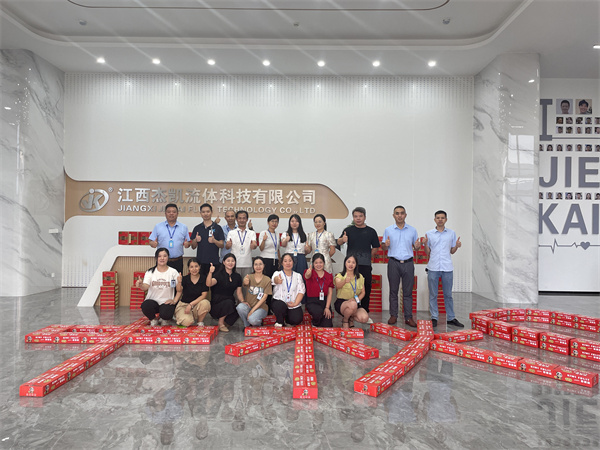 月亮拍了拍你說“中秋快樂呀”。